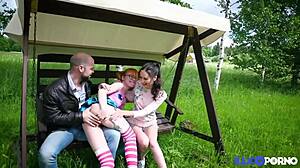 Kira et Lilu plongent dans des jeux saphiques avec une sodomie intense.