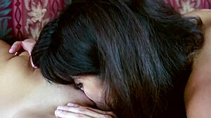 Cindy Cruz และ Scarlet Banks ดำดิ่งสู่การเย็ด scissor ป่าเถื่อนหลังจากล้อเลียนร้อนแรง