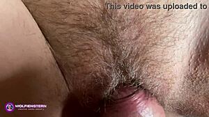 边缘她毛茸茸的阴户！慢动作特写射精在肚子上！