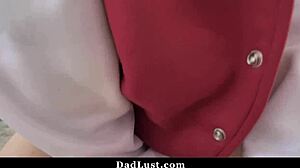 Anak tiri lapar goda ayah tiri dalam aksi POV liar