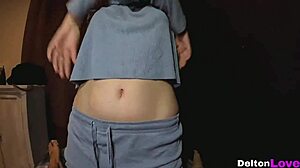 Nyusup ke tempat kamar gue saat pacar Latina-nya keluar.