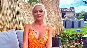 Oletsha mostra enormi tette 90d all'aperto