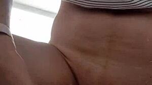 Borotvált csaj csábít csupasz punci bemutatóval