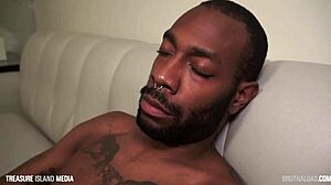 No paro de pajearme la polla gruesa cada vez que puedo con manos tatuadas