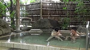 Hotel air panas sembunyi pertemuan pemandian campur panas dengan milf