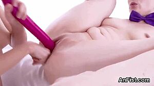 调皮女同小猫拳交紧逼和张开屁眼