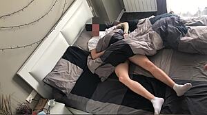 Cameriera Francese Succhia e Cavalca il Capo in Gioco Selvaggio con Uniforme