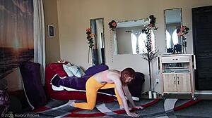 Rödhåriga milfer hårfria fötter retas i yoga träning