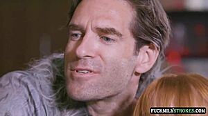 Me vestí de caperucita roja 18+ para Halloween. Lobo feroz de padrastro me puso salvaje.