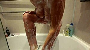 Wil je me hard neuken in de stoomdouche vandaag?