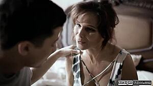 Stedsønner dobbeltpenetrerer moden stedmor på Straighttaboo