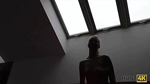 Bu Sevimli Sarışının Tıraşlı Amı Para İçin Ne Kadar Sert Sikilmeli?