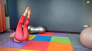 タイトなレオタードでヨガをするヌードのレジーナ・ノワール