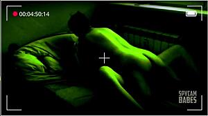 Nattkamera fanger kjæresten min som knepper beste vennen min i doggystyle