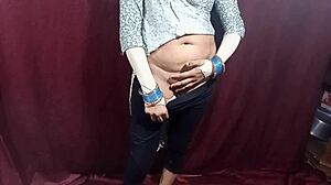 Desi भाभी लंबे ब्रेक के बाद इंटेंस विलेज सेक्स का मजा लेती है। रियल होममेड एक्शन डीप किसिंग और क्रीमपाई के साथ।