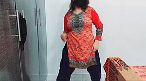 Fan, Den Här Pakistanska Flickan Strippas Naken På Live Videochatt För Kund!