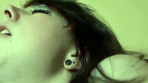 Hej, chceš vidět teen 18+ lízat horkou milf nevlastní mámu?