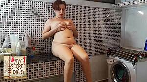 La coiffeuse nue déshabille son client dans une scène de barbershop nudiste