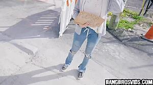 Hun Behøver Penge Og Rider En Monster Pik