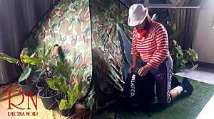 Extraño Domina a Señora Nudista en Sitio de Camping Natural