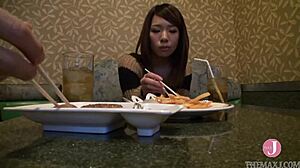 Ona Dochodzi Raz za Razem z Mocnymi Szybkimi Pchnięciami Od Tyłu