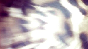 فتاة مجعدة منحنية لدوجي ستايل قوي أمام الكاميرا