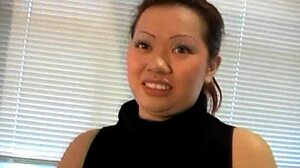 Wow! Secretara sălbatică își lasă pizda linsă la serviciu!