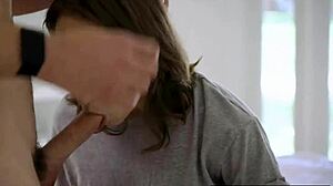 Stepmom o îndeamnă pe fiica vitregă să se culce cu tatăl vitreg