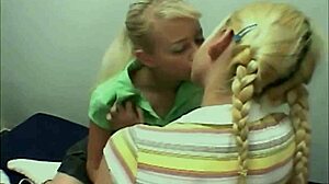 Leszbikus Milton ikrek osztoznak a szőke puncin forró játékban