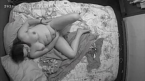 Borstige boze milf betrapt tweemaal op verborgen cam met dubbele orgasme