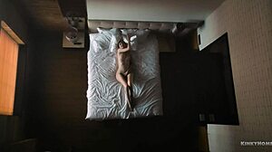 Ze masturbeert op bed met geweldig uitzicht