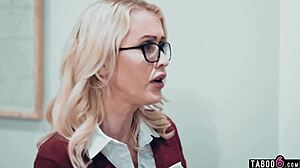 Szefowa mamy Tasha Reign ma lesbijski seks z pasierbicą Haley Reed w dzikiej sesji