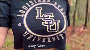 מילף סקסית מציגה ציצים בטיול?