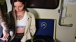Wow! Δημόσιο Χτύπημα και Άγριο Γαμάω σε Βαγόνι Τρένου!