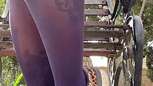 Por Que Tão Quente em Saia Mini e Pantyhose de Nylon ao Ar Livre?