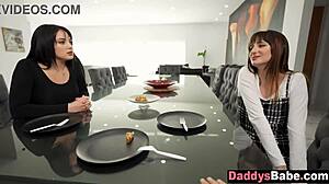 Stiefdochter en vriendin zuigen stiefpapa in wilde POV actie