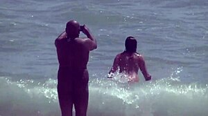 Διακοπές σε γυμνό πλάζ της Καραϊβικής: η εκθεσιακή σύζυγος Helena Price από την οπτική της;