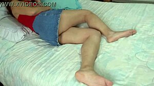 ฉันชอบโชว์ก้นเพื่อให้ลูกเลี้ยงดูดและเสร็จหน้าเธอ