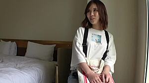 Japanilainen myyjätär, ajeltu pillu ja hoikka vartalo tarjoaa villiä sänkyseksiä. Hänen herkkyytensä hämmästyttää eeppisen kyrpäkäsittelyn kanssa!