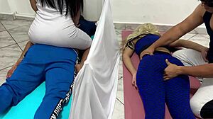 חברה יפנית מפותה במהלך עיסוי זוגי ליד חבר מפונק בסצנת NTR ג'אב