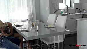 Hinterhältigste Stiefmutter verführt Sohn direkt unter Ehemanns Nase. Riskantes Blowjob entfaltet sich!