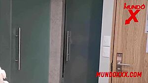 阿根廷美女在酒店房间里接受硬核肛交。她的秘密在mundoxxx com上？