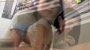 Hej, zadirkujem svoju posestrimu sa divljim obožavanjem guze u ovom kućnom klipu!