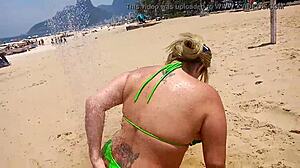Milf spriccel a Copacabana strandon
