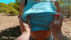 POV halka açık sıcak milflerin büyük memelerini avuçluyor