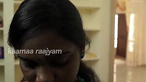 Meraklı 18+ genç Hintli hizmetçiyi mutfakta öperken yakalanıyor, sırada ne var?