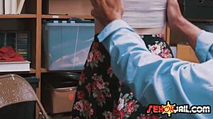 Wow, Dolly Leigh kričí pri jazde na kurci strážnika v obchode!