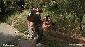 Busty španska kučka prima tvrd kurac u dupe napolju