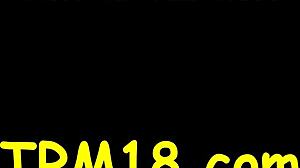 彼女のセクシーボディにオイルを塗ってるよ、ダムホット！