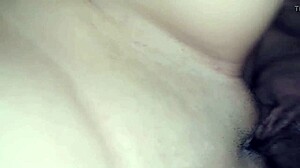 واو! صديقة عربية مصرية تئن وهي تأخذه بقوة من الخلف!